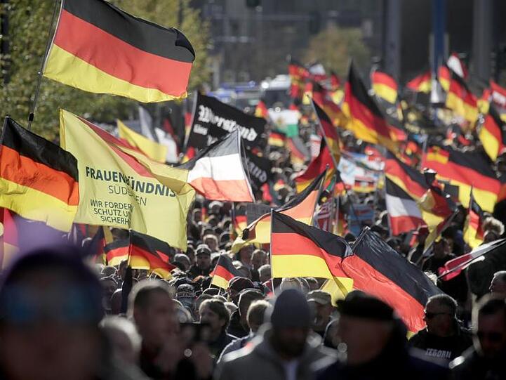 Für viele junge Menschen in Deutschland attraktiv: Teilnehmer der rechtspopulistischen Demonstration "Tag der Nation" ziehen mit Deutschlandfahnen durch Berlin.