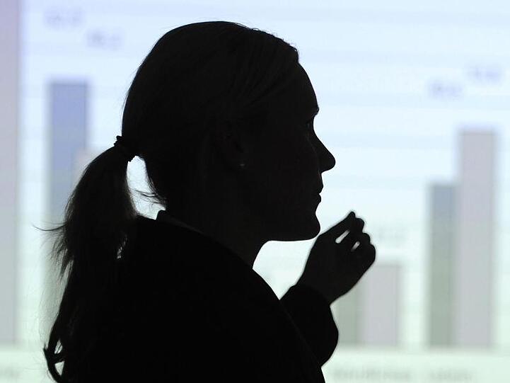 Auf dem deutschen Arbeitsmarkt verdienen Frauen weiterhin deutlich weniger Geld als Männer.