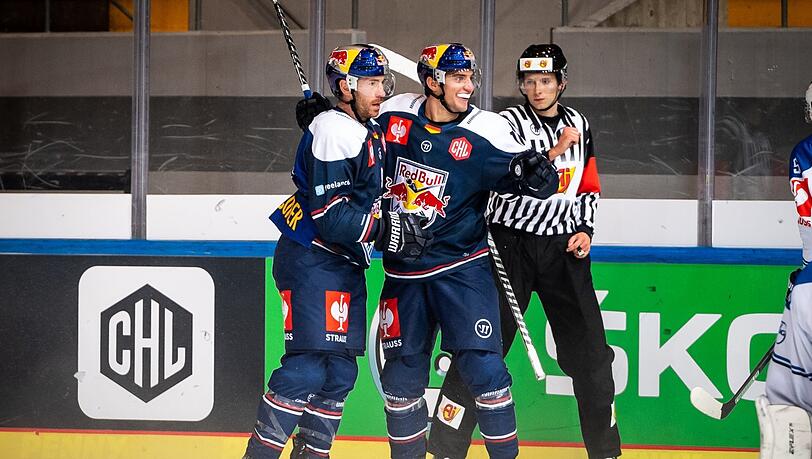 Wertvollster Spieler der CHL: Frederik Tiffels (Mitte), der mit Ben Street (links) und Trevor Parkes die EHC-Topreihe bildet.