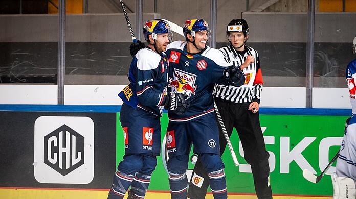 Wertvollster Spieler der CHL: Frederik Tiffels (Mitte), der mit Ben Street (links) und Trevor Parkes die EHC-Topreihe bildet.