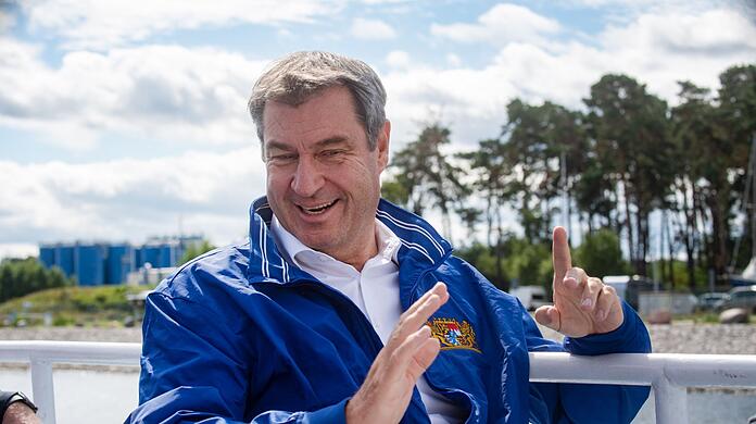 Bayerns Ministerpräsident und CSU-Direktkandidat in Nürnberg-Ost Markus Söder bei einer Bootsfahrt.
