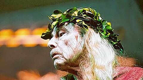 So hatte man den Gott des Rausches noch nie gesehen: Mit 85 spielte Rolf Boysen am Residenz Theater den Dionysos in Dieter Dorns &bdquo;Bakchen&ldquo;-Inszenierung.