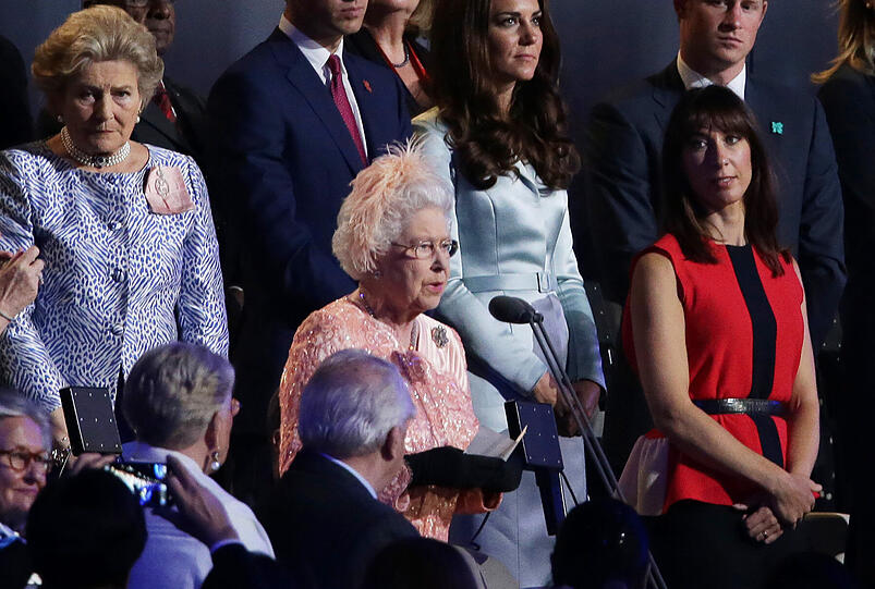 Auf der Tribüne sorgten die britischen Royals &ndash; neben der Queen
waren auch Prinz Charles und Camilla sowie die Enkel Harry und
William nebst Gattin Kate da &ndash; für den Promifaktor.