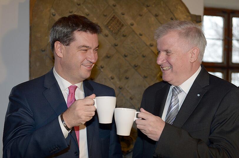 Wirkt etwas gezwungen: Seehofer und Söder stoßen nach ihrem Zoff an