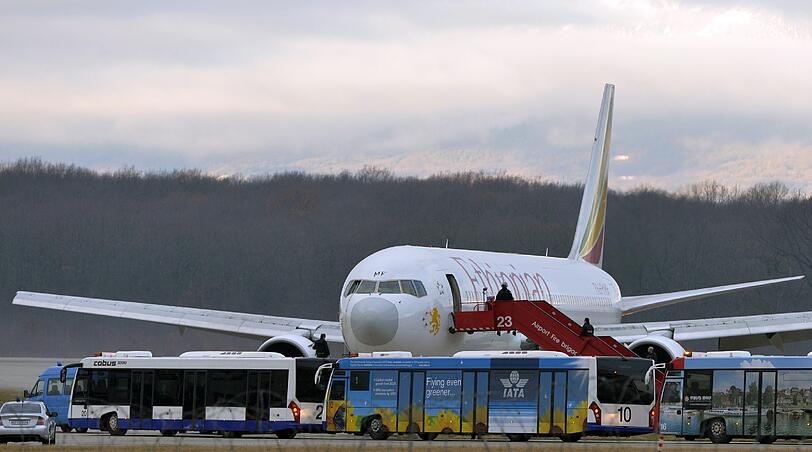 Das Sondereinsatzkommando der Polizei evakuiert die Boeing 767: Die Maschine der Ethiopian Airlines war entführt worden und landete außerplanmäßig in Genf.