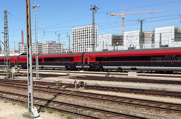 In diesem Railjet der ÖBB brachte eine Frau ein Baby zur Welt. Die Leiche des Neugeborenen wurde von einem Reinigungsmitarbeiter in einem Müllsack im Zug gefunden.