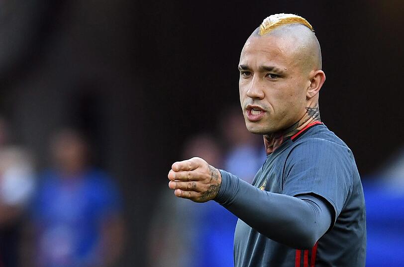 Im Spiel gegen Italien (0:2) am ersten Spieltag fallen die Belgier eher durch ihre Haarpracht als durch atemberaubende Tore auf. Unter anderem Radja Nainggolan sticht durch seinen gelben Irokesen und die riesigen Tattoos heraus. Doch auch...