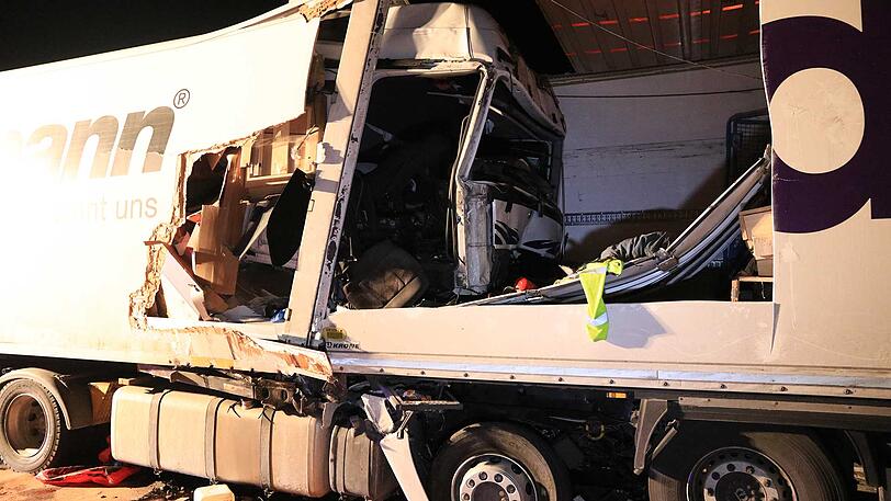 Nur wenige Stunden später kam es fast an der selben Stelle erneut zu einem tödlichen Unfall. Insgesamt drei Lkw waren daran beteiligt.