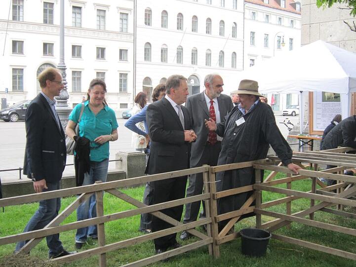 Beim Hoffest der Landwirtschaftsministeriums am vergangenen Wochenende war einiges geboten. AZ-Leser Jürgen Heusser hat Fotos gemacht. Klicken Sie sich durch die Bilderstrecke...