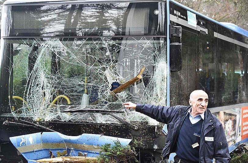 Die Bilder vom Verkehrsunfall in Waldtrudering: Ein Transporter kolldierte mit einem Linienbus, der nach dem Zusammenstoß in einem Vorgarten zum Stehen kam.