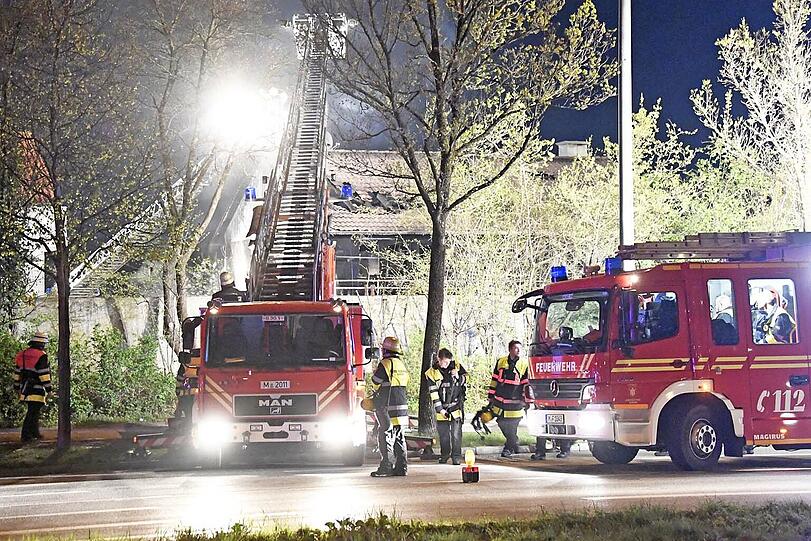 Das Feuer griff von der Garage auf das angrenzende Wohnhaus über.