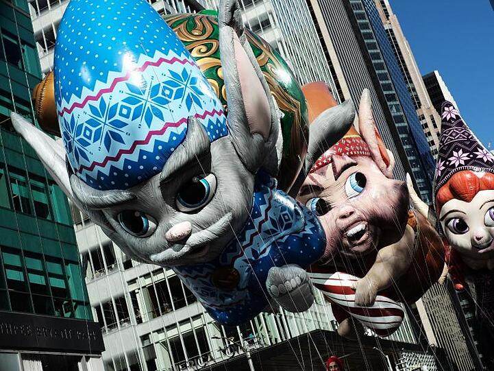 Figuren aus der Netflix-Serie "The Christmas Chronicles".