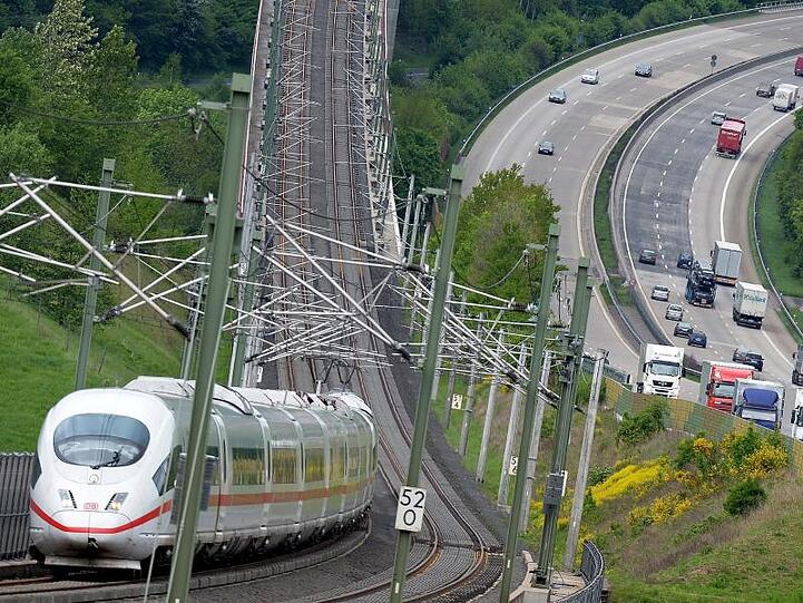 ICE auf der Hochgeschwindigkeitsstrecke zwischen Köln und Frankfurt: Der neue Fahrplan sieht einen dichteren Fernverkehr auf wichtigen ICE-Linien vor.