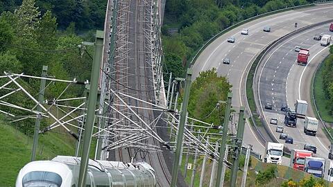 ICE auf der Hochgeschwindigkeitsstrecke zwischen Köln und Frankfurt: Der neue Fahrplan sieht einen dichteren Fernverkehr auf wichtigen ICE-Linien vor.