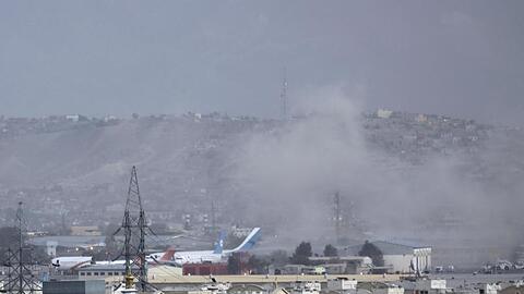 Rauch steigt von einer Explosion außerhalb des Flughafens in Kabul auf. Die Explosion ereignete sich außerhalb des Flughafens, wo Tausende Menschen nach der Machtübernahme der militant-islamistischen Taliban auf der Evakuierung aus Afghanistan zusammengekommen sind.