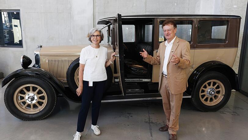 Bettina Gundler und Wolfgang M. Heckl mit dem Horch 8 Typ 303 aus dem Jahr 1926 - dem ersten deutschen Auto mit einem serienmäßigen Achtzylinder-Motor. Bettina Gundler und Wolfgang M. Heckl mit dem Horch 8 Typ 303 aus dem Jahr 1926 - dem ersten deutschen Auto mit einem serienmäßigen Achtzylinder-Motor.
