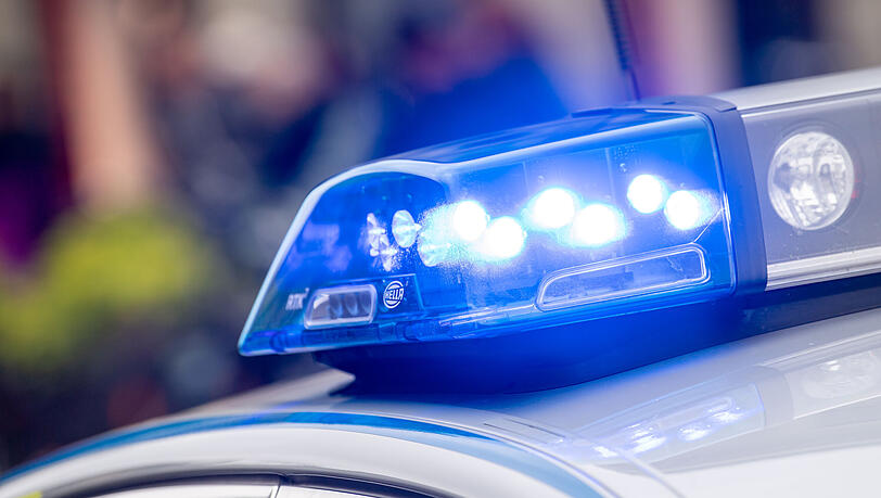 Ein Mann demoliert seine Wohnung in Taufkirchen. Die Polizei rückt zweimal an. Ein Mann demoliert seine Wohnung in Taufkirchen. Die Polizei rückt zweimal an.