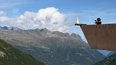 Ist das schon S&uuml;dtirol oder doch noch Tirol? Angebliche Unterschiede zwischen den Regionen in einem inzwischen gel&ouml;schten Instagram-Post sorgen f&uuml;r Wirbel auf beiden Seiten der Grenze. Hier die Aussichtsplattform an der Timmelsjoch-Hochalpenstrasse zwischen &Ouml;sterreich und Italien.
