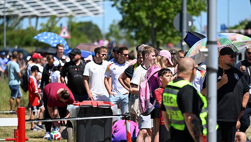 Schlange stehen für Neuer: In Herzogenaurach ist der Andrang groß. Schlange stehen für Neuer: In Herzogenaurach ist der Andrang groß.