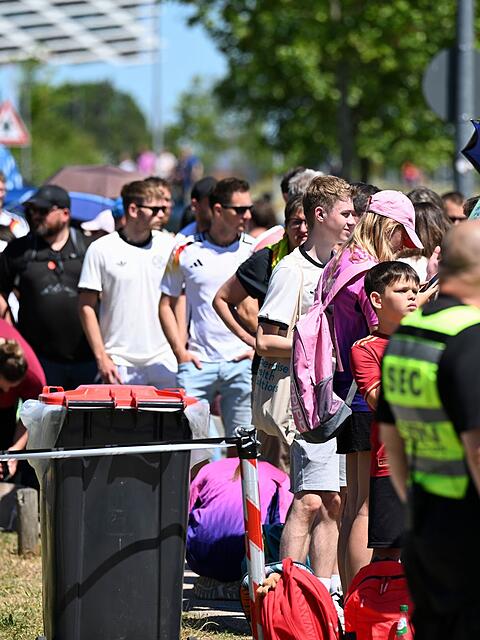 Schlange stehen f&uuml;r Neuer: In Herzogenaurach ist der Andrang gro&szlig;.