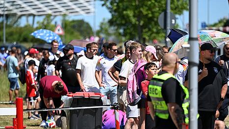 Schlange stehen f&uuml;r Neuer: In Herzogenaurach ist der Andrang gro&szlig;.