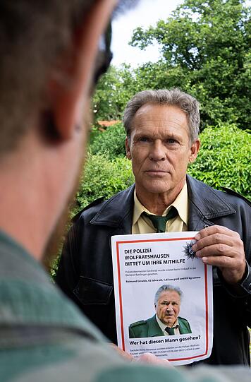 Auch Bode (Michael Thalhammer, links) hat Girwidz nicht gesehen. Glaubt ihm Hubert (Christian Tamitz, rechts)?
