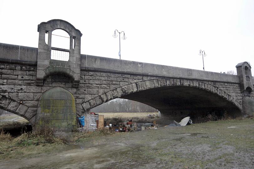 Obdachlose unter der Wittelsbacher Brücke. (Archivbild)