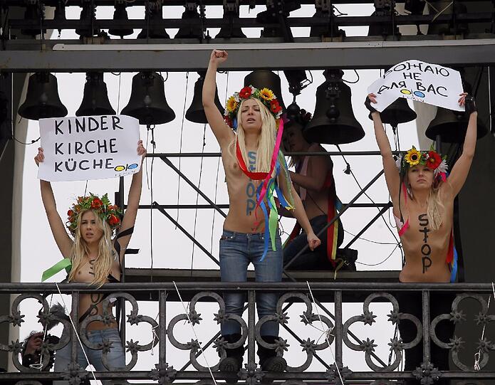 Sie haben es wieder getan - diesmal in Kiew: Nackte Aktivistinnen protestieren auf dem Turm der St. Sophia-Kathedrale und leuten die Glocke. Damit kritisieren sie ein neues Gesetz, dass Frauen in der Ukraine Abtreibung verbietet. Sie fordern das Recht, selbst über eine Schwangerschaft zu entscheiden. Die Bilder