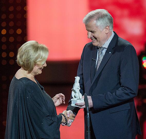 Ministerpräsident Horst Seehofer (CSU) überreicht 2013 der Schauspielerin Ruth-Maria Kubitschek den Ehrenpreis.