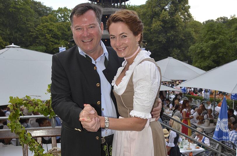 Wiesn-Chef Josef Schmid (hier mit Frau Natalie) will eine Obergrenze für den Mindestumsatz bei Oktoberfest-Reservierungen einführen.