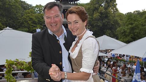 Wiesn-Chef Josef Schmid (hier mit Frau Natalie) will eine Obergrenze für den Mindestumsatz bei Oktoberfest-Reservierungen einführen.