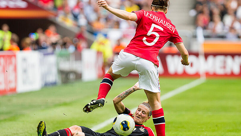 EM-Finale 2013: Anja Mittag (unten) im Zweikampf mit der Norwegerin Toril Akerhaugen. Die DFB-Frauen gewannen mit 1:0. EM-Finale 2013: Anja Mittag (unten) im Zweikampf mit der Norwegerin Toril Akerhaugen. Die DFB-Frauen gewannen mit 1:0.