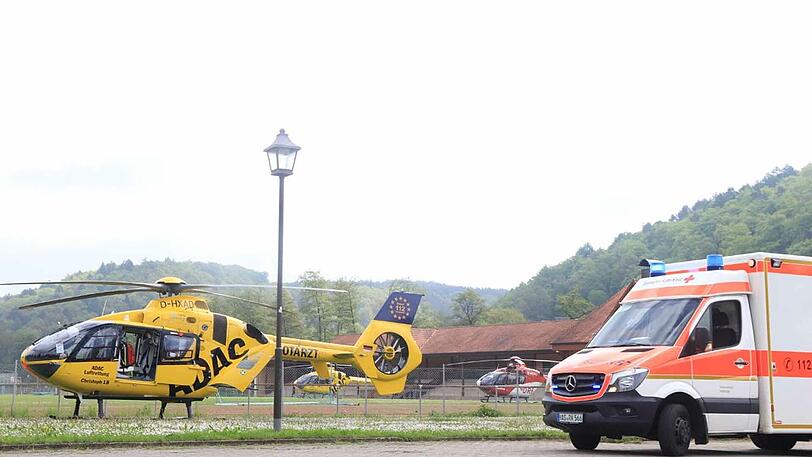 Rettungshubschrauber bringen die Verletzten Mitarbeiter in Krankenhäuser.