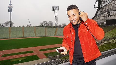 Bob-Weltmeister Joshua Bluhm testet den Audioguide.