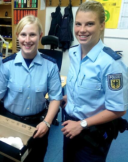Die Bundespolizisten schließen Tina sofort in ihr Herz, sind aber ratlos, was sie mit dem Eichhörnchen machen sollen.