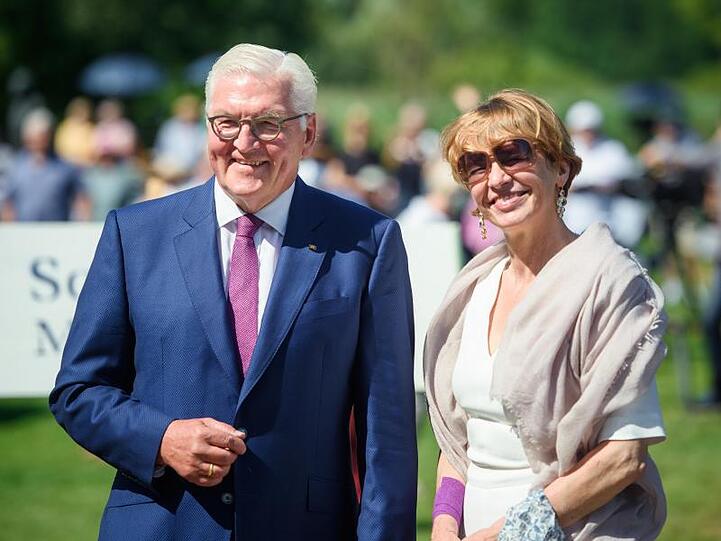 In freudiger Stimmung: Frank-Walter Steinmeier und Elke Büdenbender.