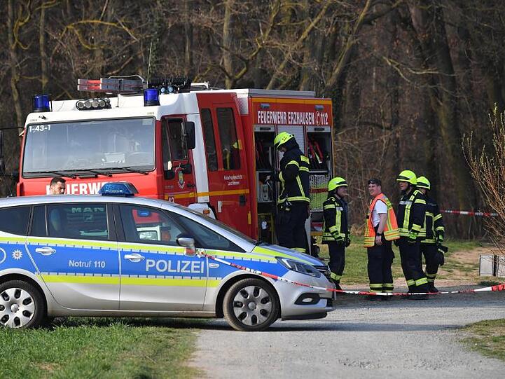 Fahrzeuge von Polizei und Feuerwehr nahe der Absturzstelle eines Kleinflugzeugs.