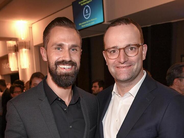 Jens Spahn (CDU, r), Bundesgesundheitsminister, und sein Mann Daniel Funke. Foto: Jens Kalaene/dpa-Zentralbild/dpa/Archivbild