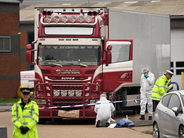 Polizisten und Mitarbeiter der Spurensicherung arbeiten am 23. Oktober an dem Lkw, in dem die 39 Leichen gefunden wurden.