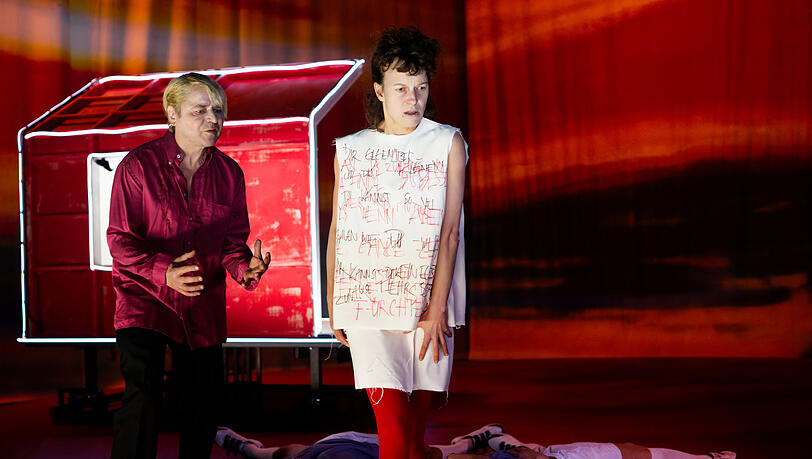 Thomas Schmauser, Katharina Bach, Konstantin Schumann und Elias Krischke in "Baumeister Solness".