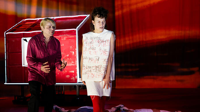Thomas Schmauser, Katharina Bach, Konstantin Schumann und Elias Krischke in "Baumeister Solness".
