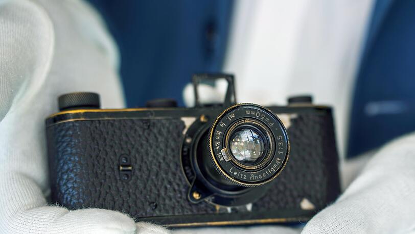 Ein über 100 Jahre alter Prototyp einer Leica-Kleinbildkamera ist bei einer Auktion für 7,2 Millionen Euro versteigert worden.