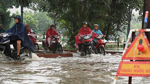 In Hanoi bahnten sich viele Motorradfahrer ihren Weg durch die Wassermassen.