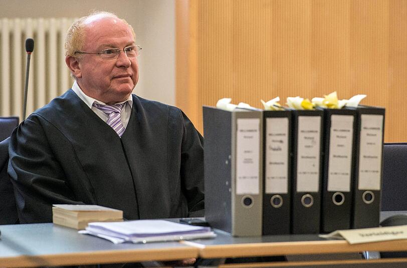 Verteidiger Edgar Weiler sitzt im Gerichtssaal des Regensburger Landgerichts hinter Aktenordnern zu Holocaust-Leugner Richard Williamson. Das Landgericht Regensburg will am 23.09.2013 das Urteil im Berufungsverfahren gegen den streitbaren Ex-Bischof der erzkonservativen Piusbrüder verkünden.