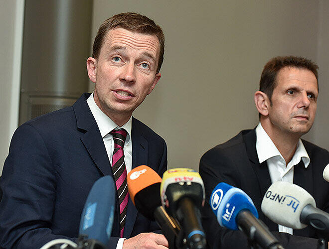 Der ehemalige AfD-Parteichef Bernd Lucke (l.) und sein Stellvertreter Bernd Kölmel bei der Gründungsversammlung der neuen Partei ALFA.