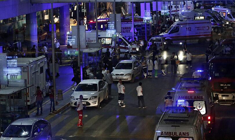 Bei dem Terroranschlag am Flughafen Atatürk in Istanbul haben sich zwei der Angreifer vor dem Ankunftsbereich des Internationalen Terminals in die Luft gesprengt, ein weiterer auf dem angrenzenden Parkplatz.