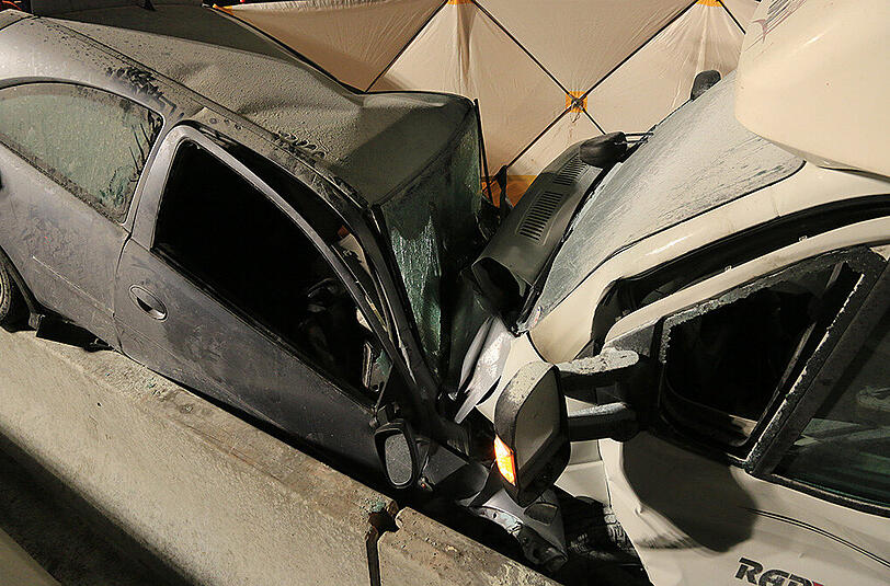 An einer Baustelle auf der A7 gerät ein Wohnmobil in den Gegenverkehr und kollidiert mit einem Opel. Der 21-jährige Fahrer des Kleinwagens ist sofort tot. Die Bilder des schrecklichen Unfalls.