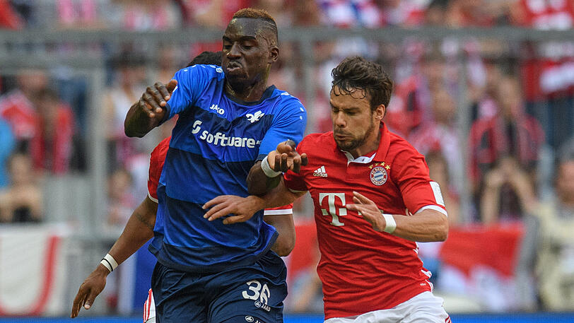 Der Darmstädter Wilson Kamavuaka (links) im Laufduell mit Juan Bernat vom FC Bayern.