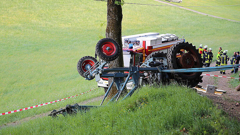 Der Mann wurde unter seinem eigenen Oldtimer-Traktor begraben. Die Bilder von der Unfallstelle.
