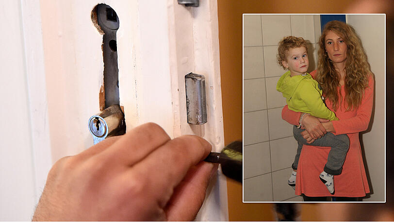 Ricarda S. und Sohn Liam (2) vor ihrem Hauseingang. Das Aussperren kam sie teuer zu stehen.